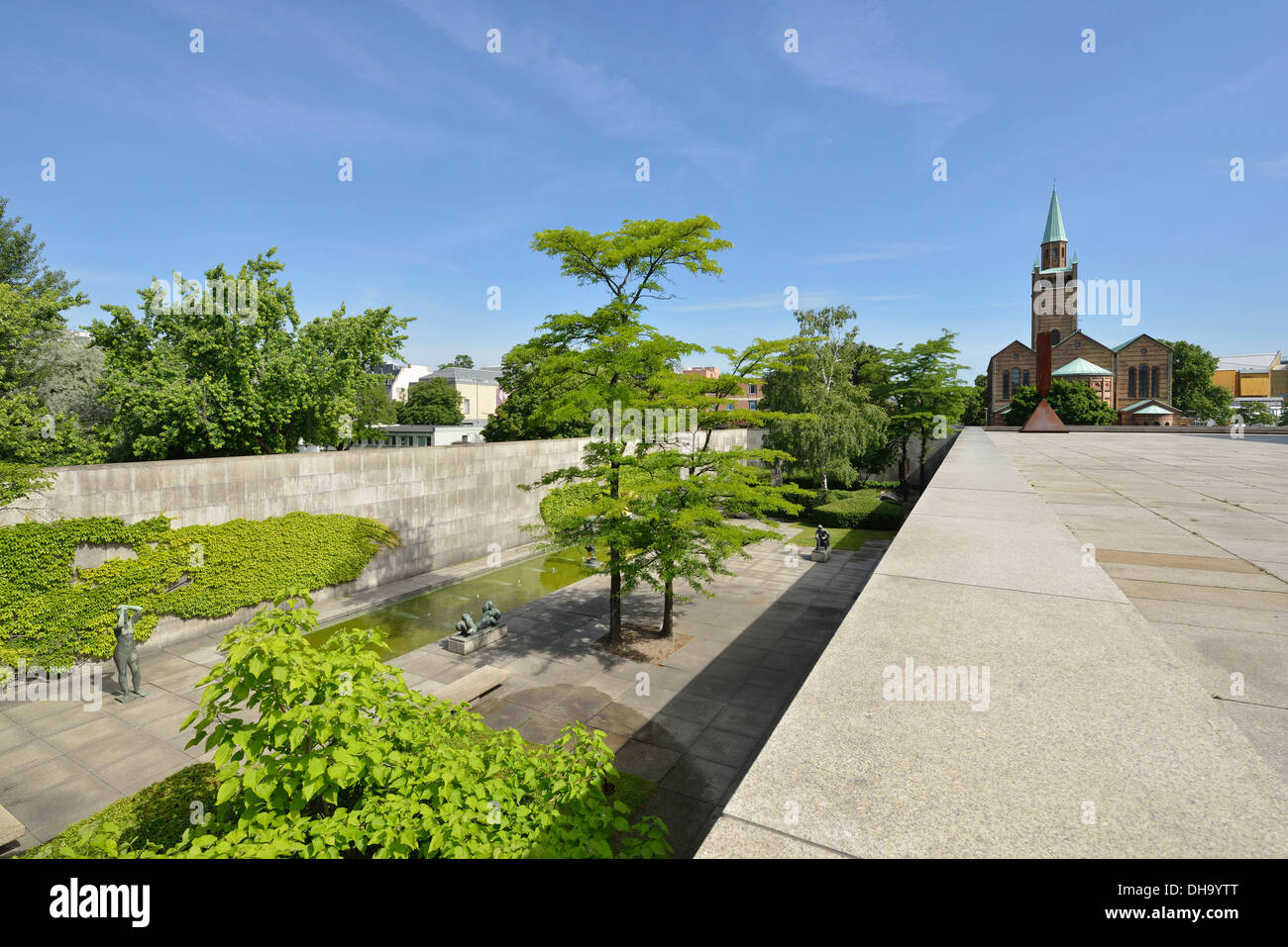 Berlino. Germania. Kulturforum. Giardino di sculture della Neue Nationalgalerie, & San Matthäus-Kirche. Foto Stock