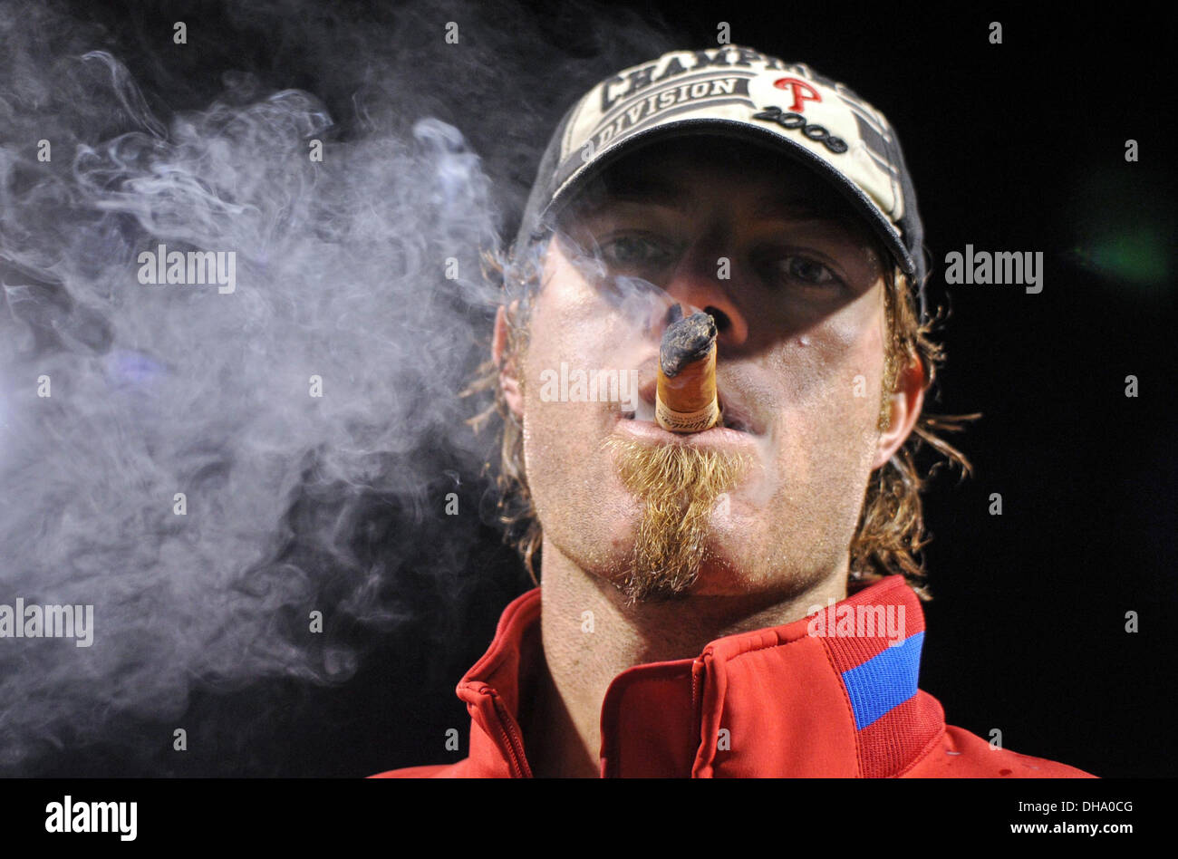 Philadelphia Phillies Jayson Werth fuma sigaro dopo aver vinto il gioco 5 vs Los Angeles Dodgers durante 2009 NL campionato di serie. Foto Stock