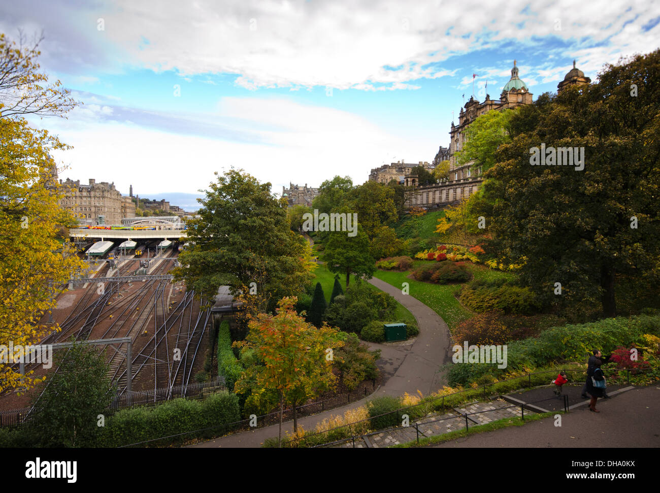 I giardini di Princes Street verso la stazione ferroviaria di Waverley di Edimburgo Foto Stock