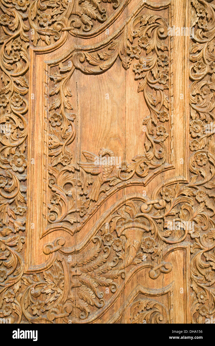 Ornati in legno scolpito sulla porta della cattedrale a Chania, Creta. Foto Stock