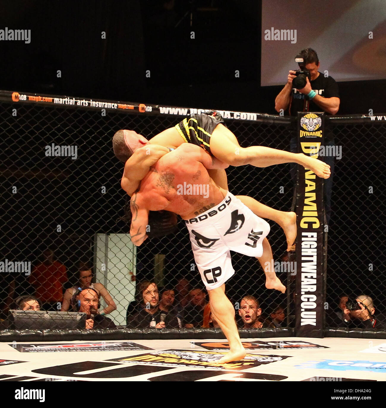 Una gabbia combattimenti match tra Tony Giles aka Rhino e Peter Nemeth dall Ungheria tenutosi a Troxy Limehouse Giles ha vinto dopo la lotta Foto Stock