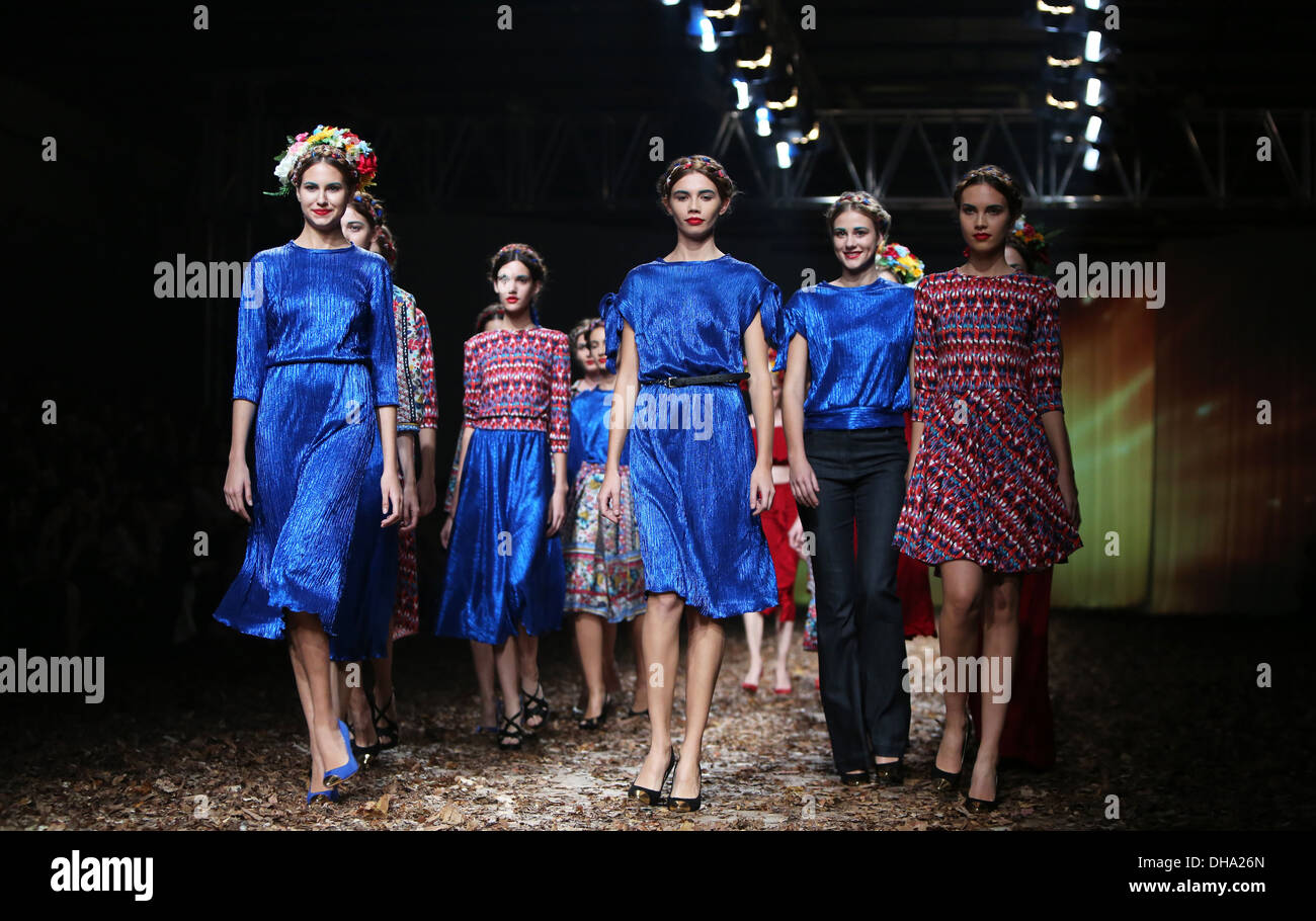Modello di moda indossando abiti disegnati da Anamarija Asanovic sul Cro un portiere mostra su ottobre 25, 2013 a Zagabria in Croazia. Foto Stock
