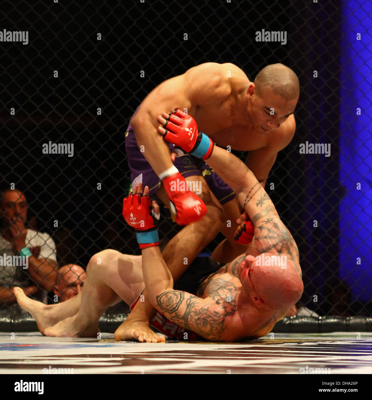 Una gabbia combattimenti match tra Tony Giles aka Rhino e Peter Nemeth dall Ungheria tenutosi a Troxy Limehouse Giles ha vinto dopo la lotta Foto Stock