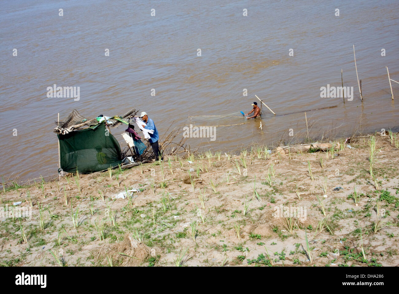 I pescatori sono la pesca nei pressi di un ripiego sulla riva del fiume Mekong in Kampong Cham, Cambogia. Foto Stock