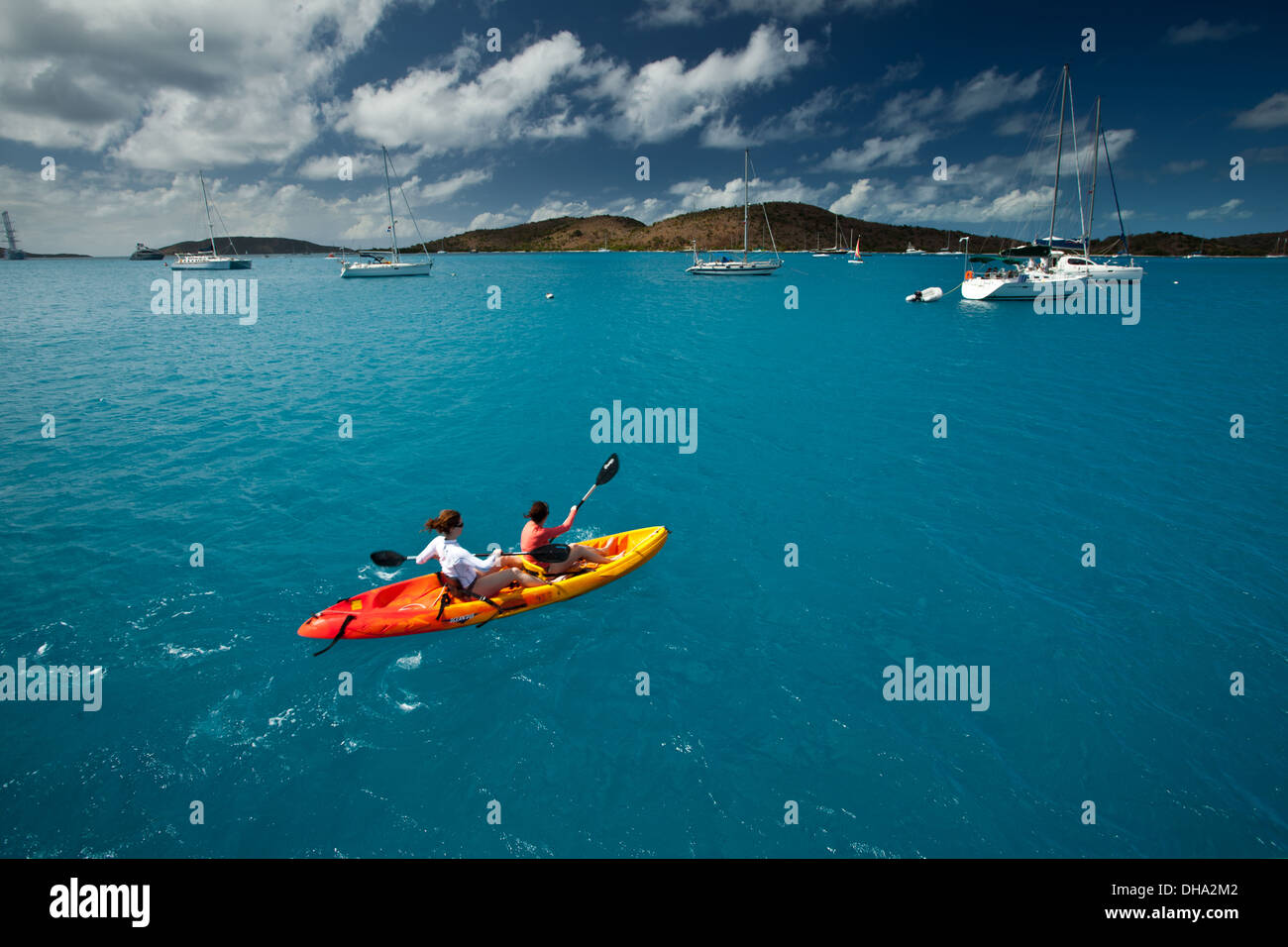 Due persone fare kayak in blu luminoso acque dei Caraibi in una giornata di sole in Isole Vergini Britanniche Foto Stock