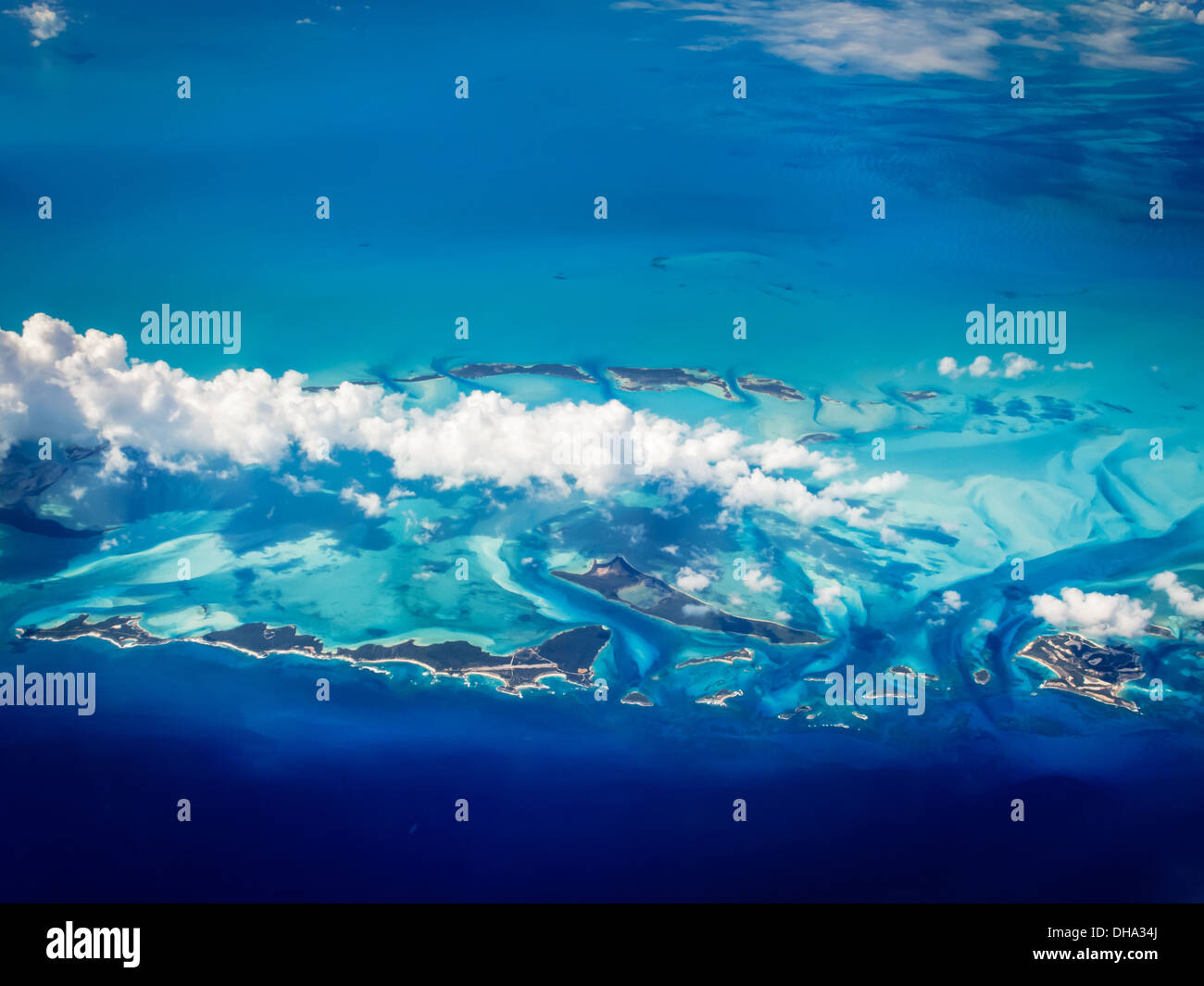 Linea sottile di nuvole posizionati al di sopra delle isole dei Caraibi modifiche modelli blu del mar dei Caraibi Foto Stock