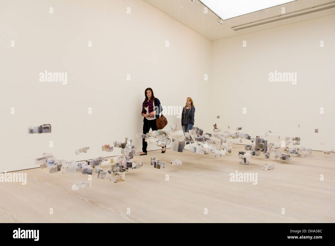 Città di carta da Han Feng - carta sospeso arte esposte nella carta mostra alla Saatchi Gallery di Londra Foto Stock