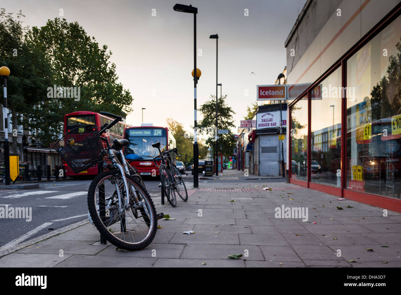 Biciclette bloccato a un post su Caledonian Road nel quartiere di Islington, Londra del nord su una domenica mattina di novembre. Foto Stock