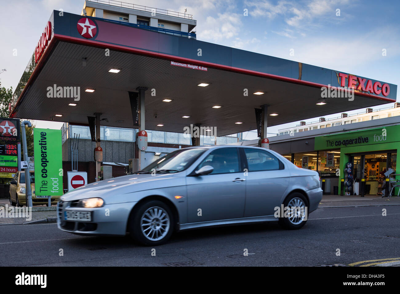 Un auto Lascia un Texaco stazione di riempimento in Caledonian Road nel quartiere di Islington, Londra del nord su una domenica mattina di novembre. Foto Stock