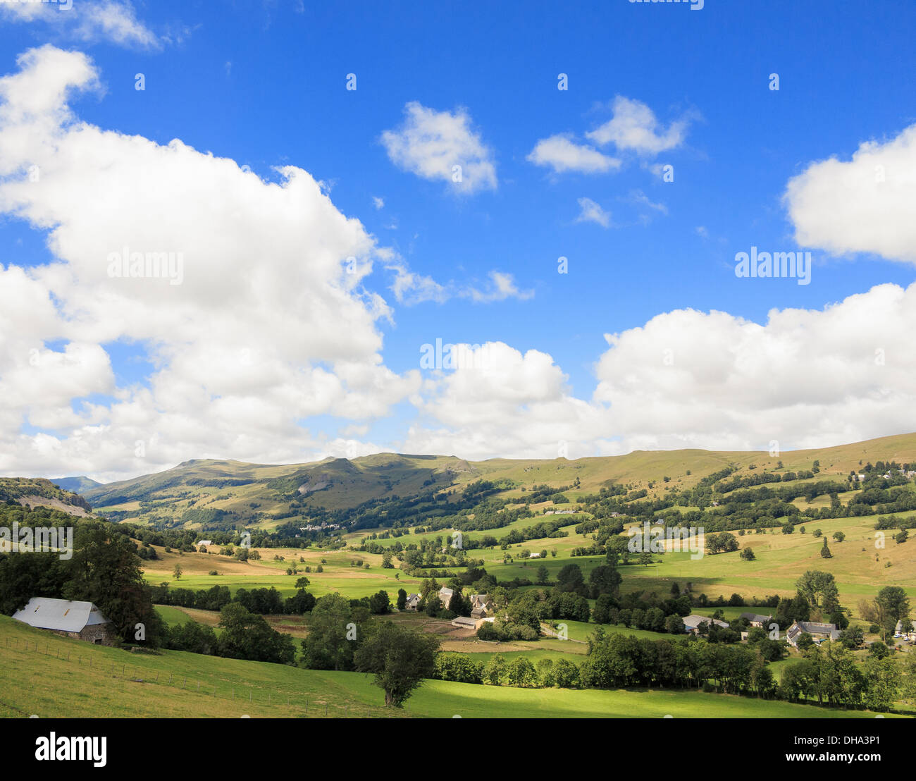 Vista di Plateau de Limon a nord di Murat, Parc Naturel Regional des Volcans d'Auvergne Cantal, Francia Foto Stock