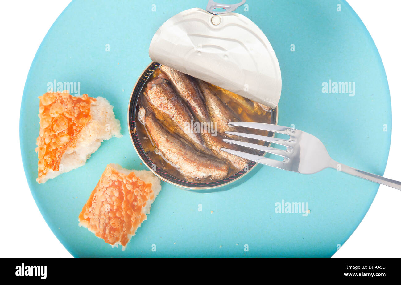 Spratti con pane dal tin - snack veloce su una piastra di colore blu Foto Stock