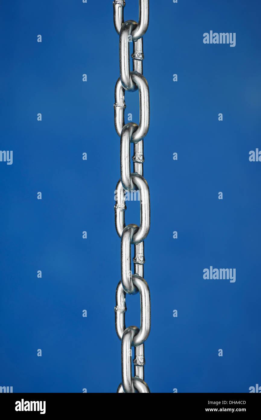 Una catena d'argento su sfondo blu Foto Stock