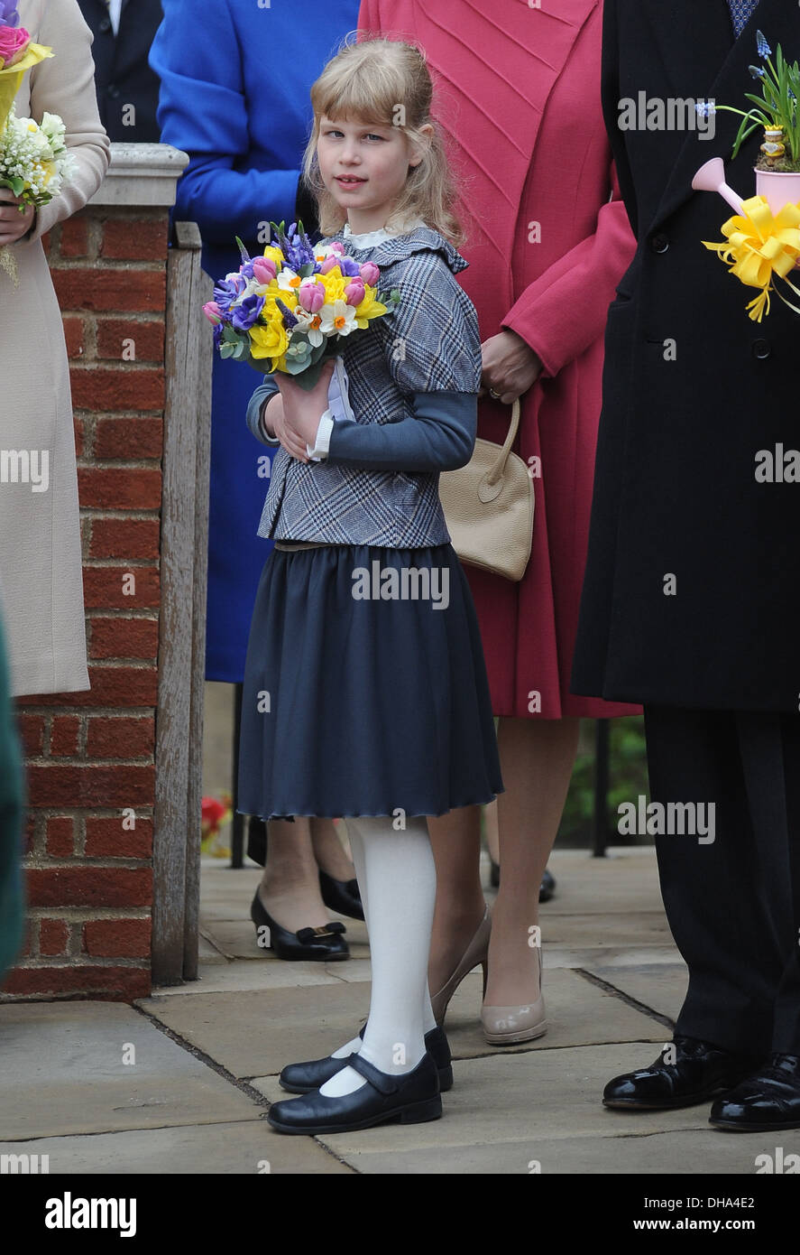 Signora Louise WIndsor lascia San Giorgio nella Cappella del Castello di Windsor dopo aver frequentato la Pasqua mattutino servizio dove tre Foto Stock