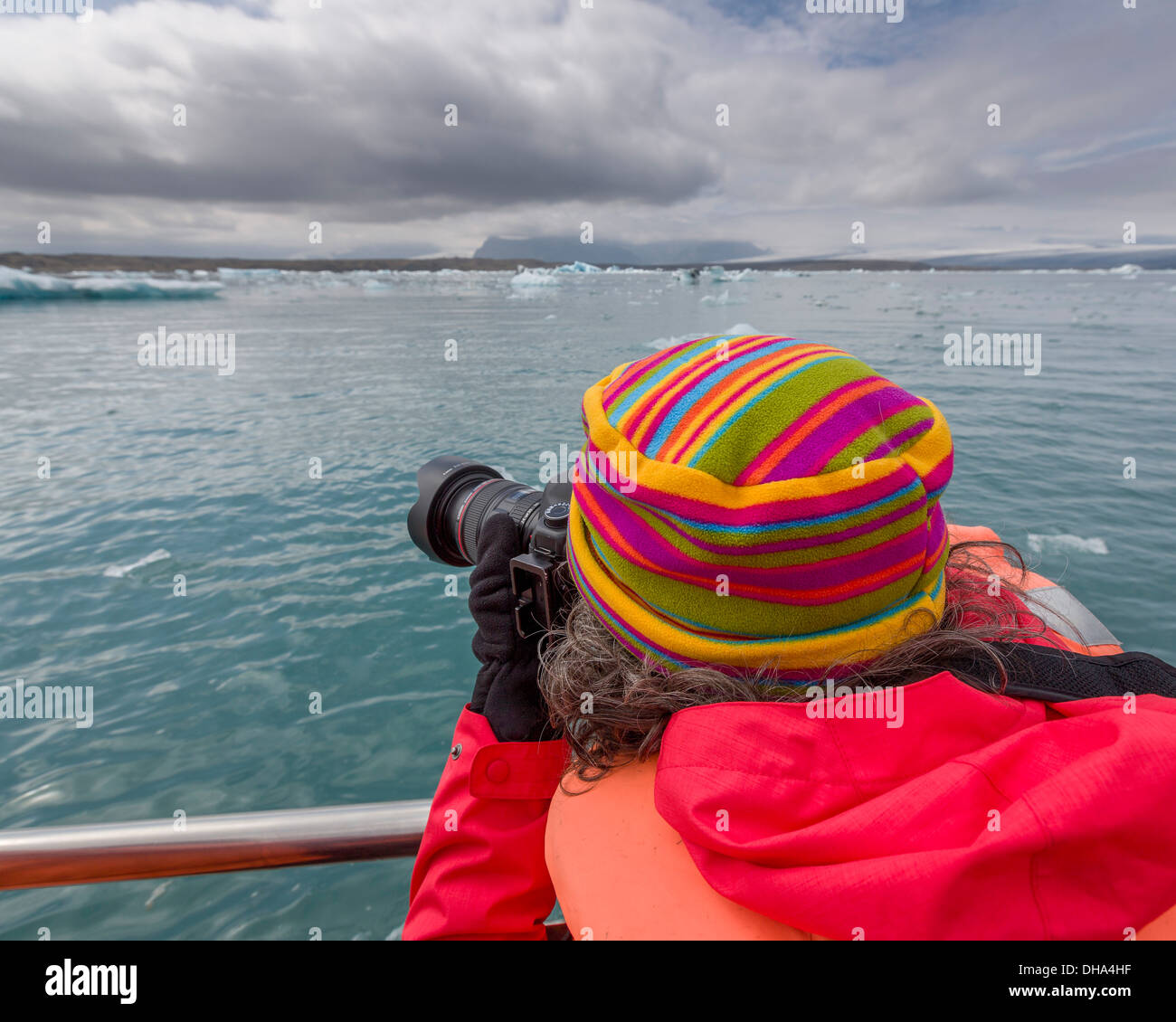 Scattare le foto da una barca sul Jokulsarlon laguna glaciale, Breidamerkurjokull, Vatnajokull calotta di ghiaccio, Islanda Foto Stock