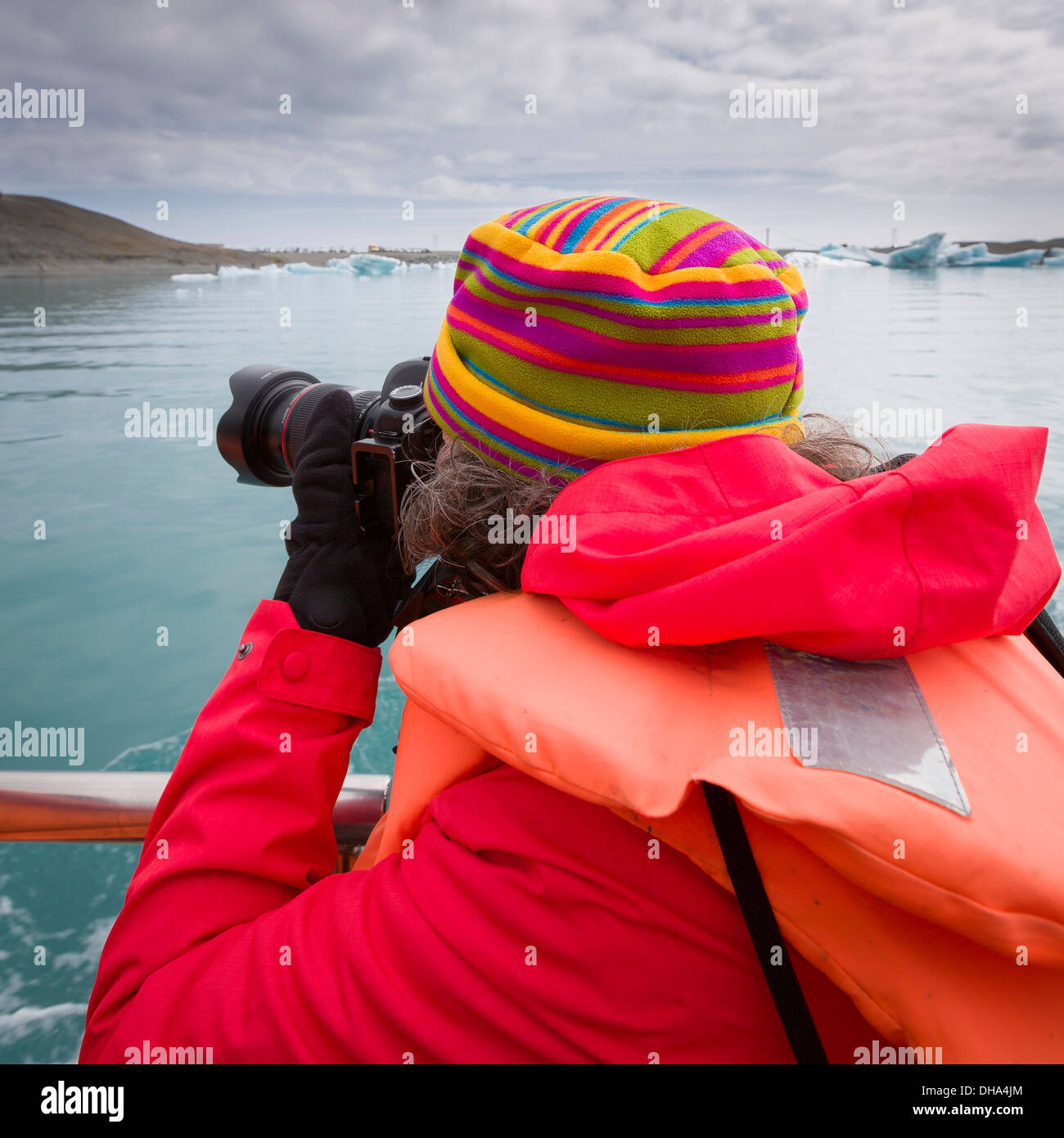 Scattare le foto da una barca sul Jokulsarlon laguna glaciale, Breidamerkurjokull, Vatnajokull calotta di ghiaccio, Islanda Foto Stock