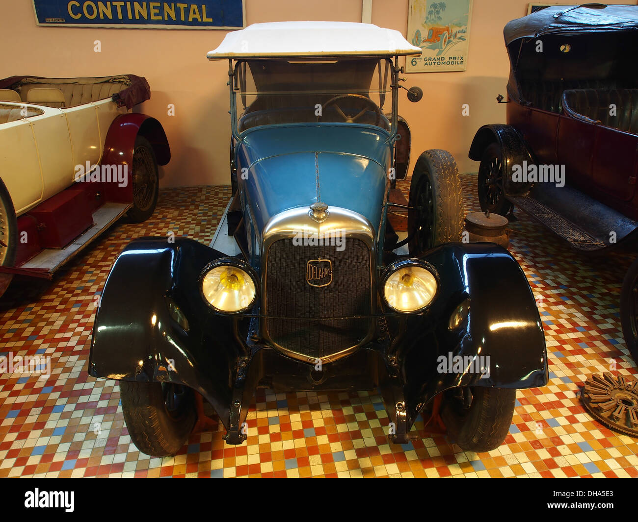 La Delahaye 87 del 1922 è un'automobile francese con un motore a 4 cilindri da 10 CV e una carrozzeria da turismo a 4 posti. È in mostra presso il Museum of Automobiles di Talmont St. Hilaire, che mostra la progettazione e l'ingegneria automobilistica dei primi anni del XX secolo. Foto Stock