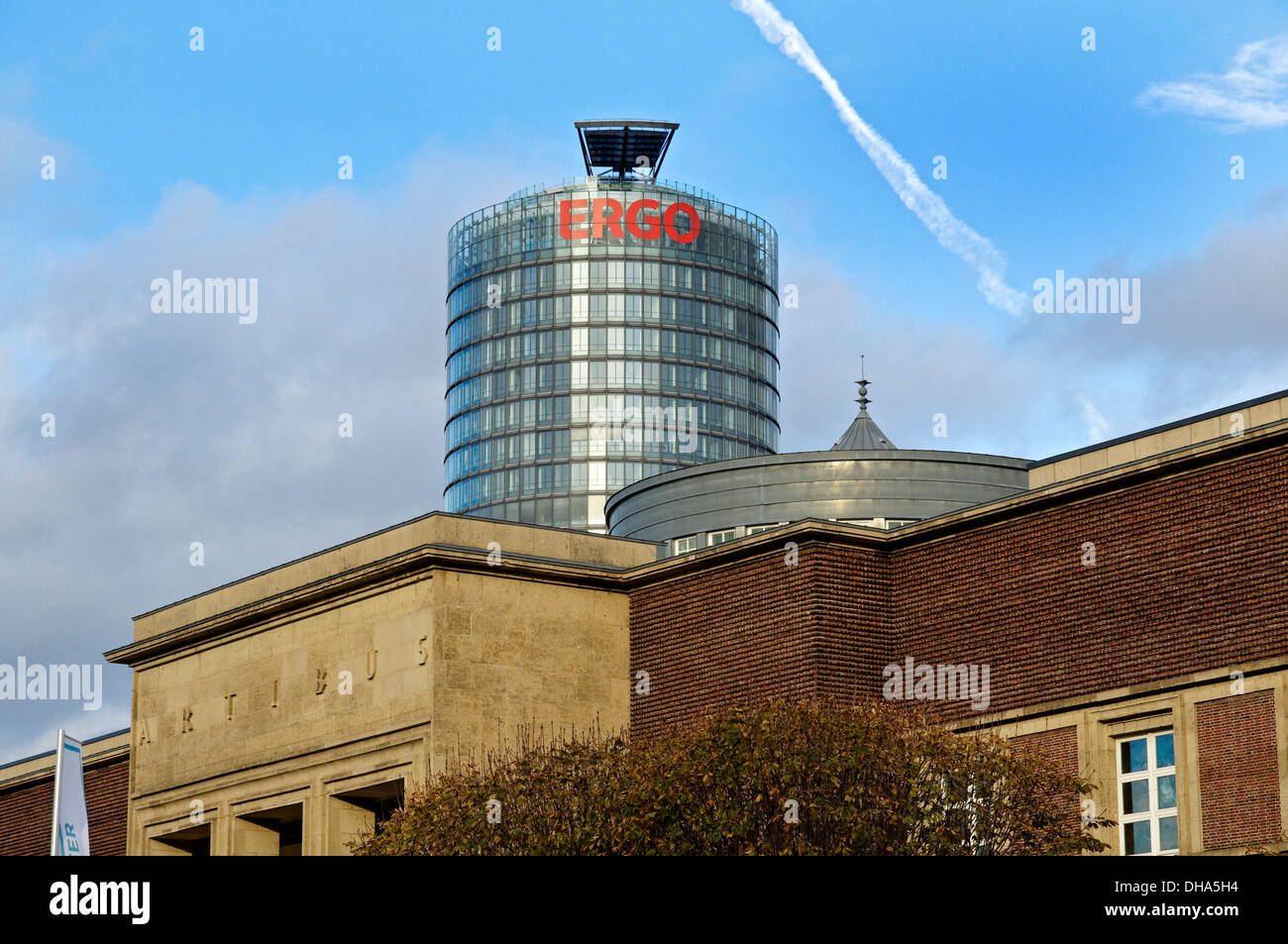 Assicurazione Ergo HQ e 'Kunstpalast' Art Gallery, Düsseldorf, NRW, Germania. Foto Stock