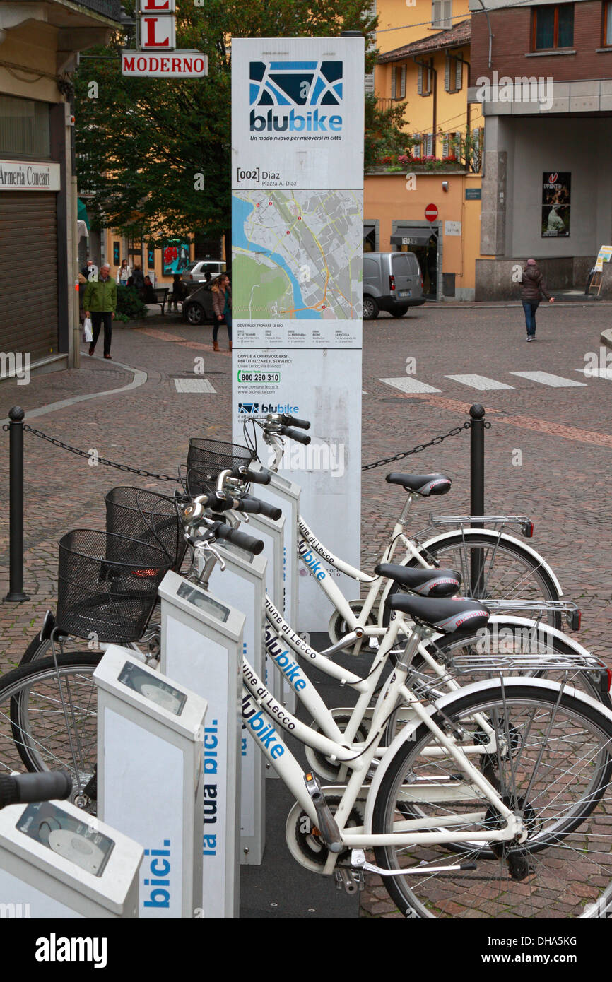 Blubike ciclo automatico sistema di noleggio bike sharing station a Lecco, Italia. Foto Stock