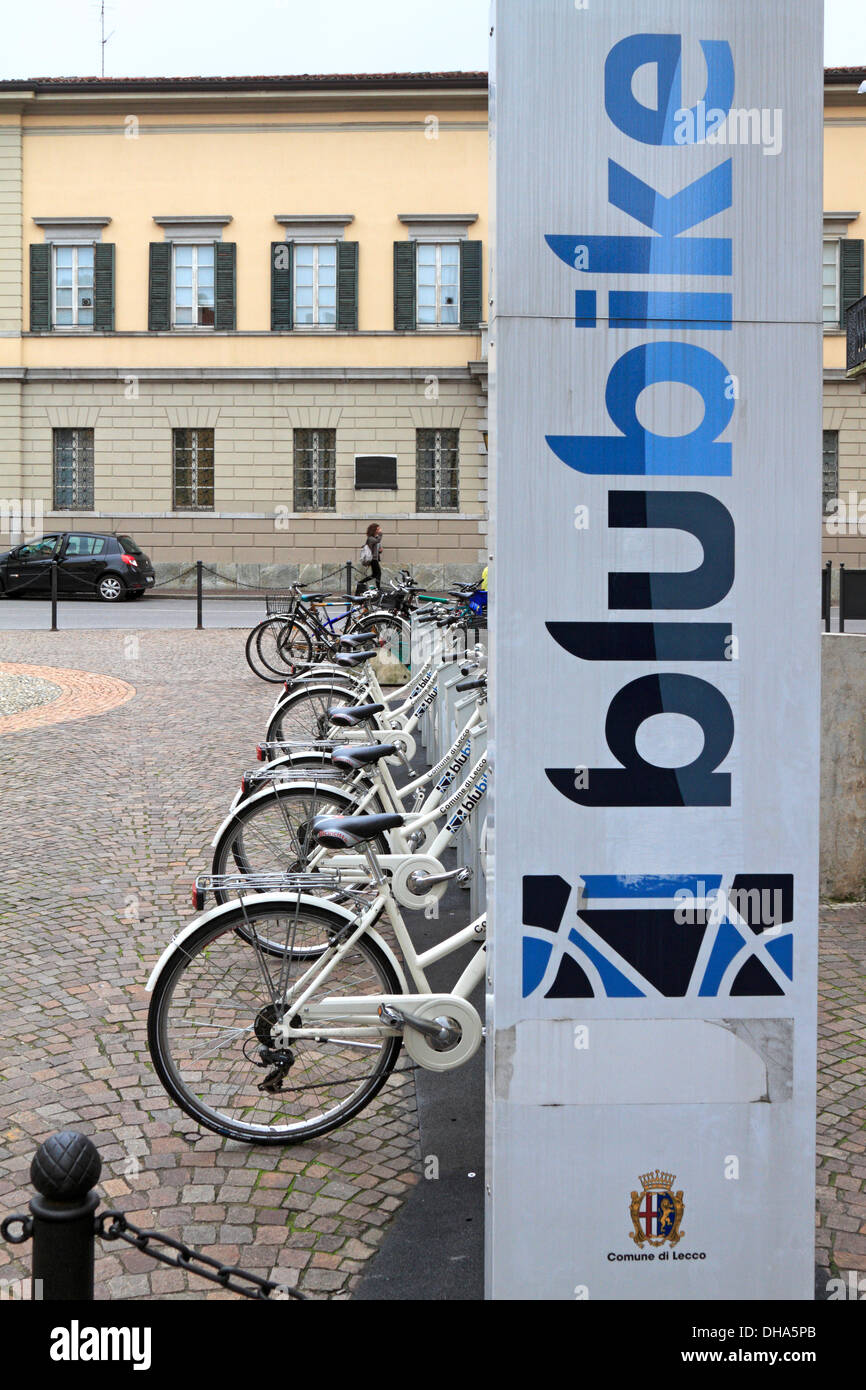 Blubike ciclo automatico sistema di noleggio bike sharing station a Lecco, Italia. Foto Stock
