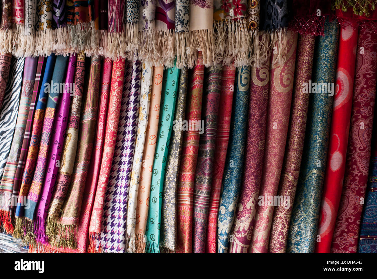 Colorate sciarpe appeso sul display; Cina Foto Stock