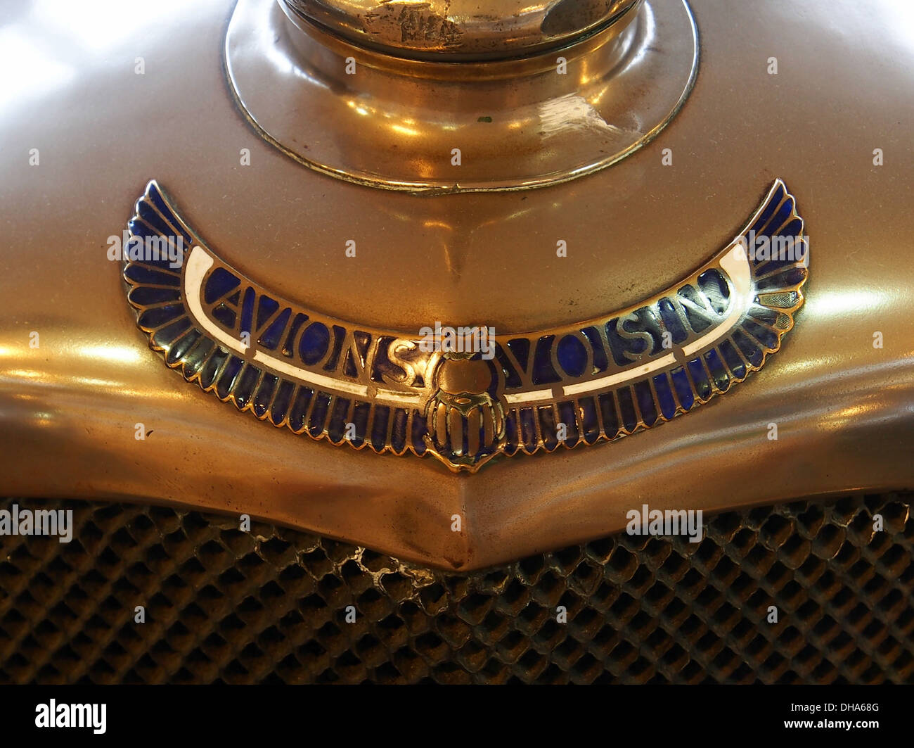 1924 aerei Voisin C4 logo, quattro cilindro senza valvola 8CV Coach corpo, 4 posti, presso il museo di automobili a Talmont St.Hilaire Foto Stock