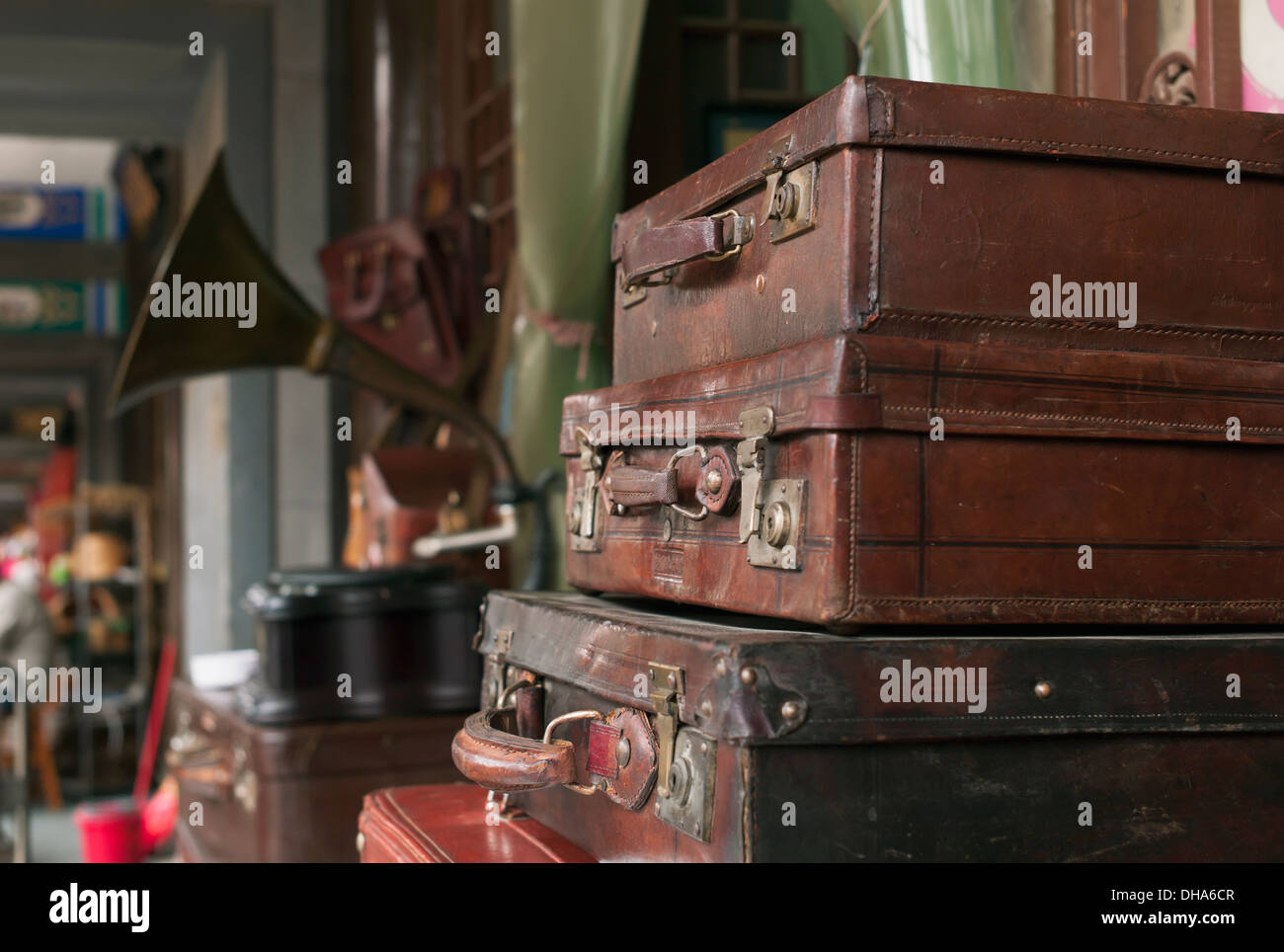 Una pila di vecchi bagagli di Panjiayuan Mercato di Antiquariato, Pechino Foto Stock