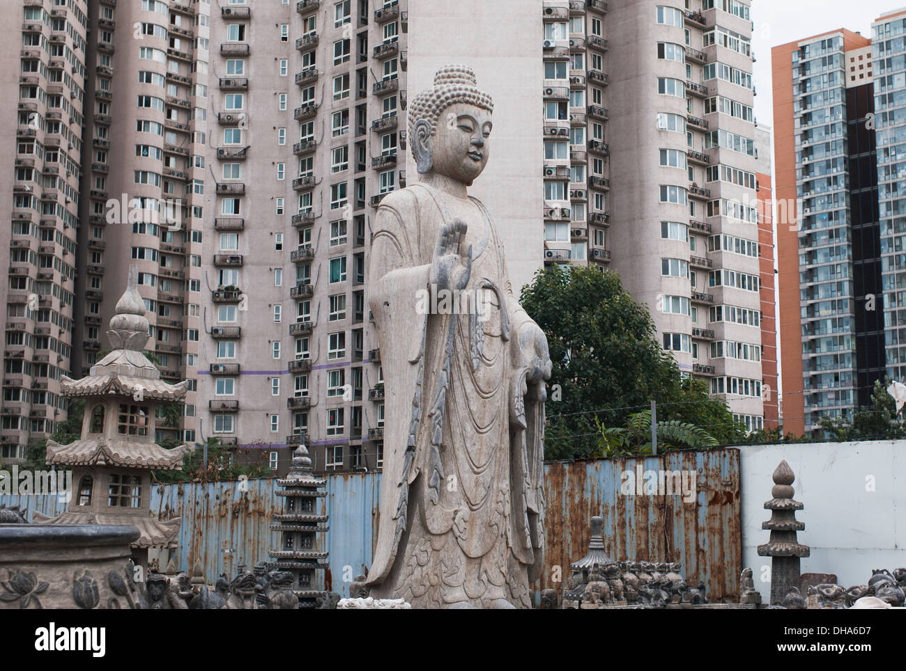 Statua e gli edifici residenziali a Panjiayuan Mercato di Antiquariato, Pechino Foto Stock