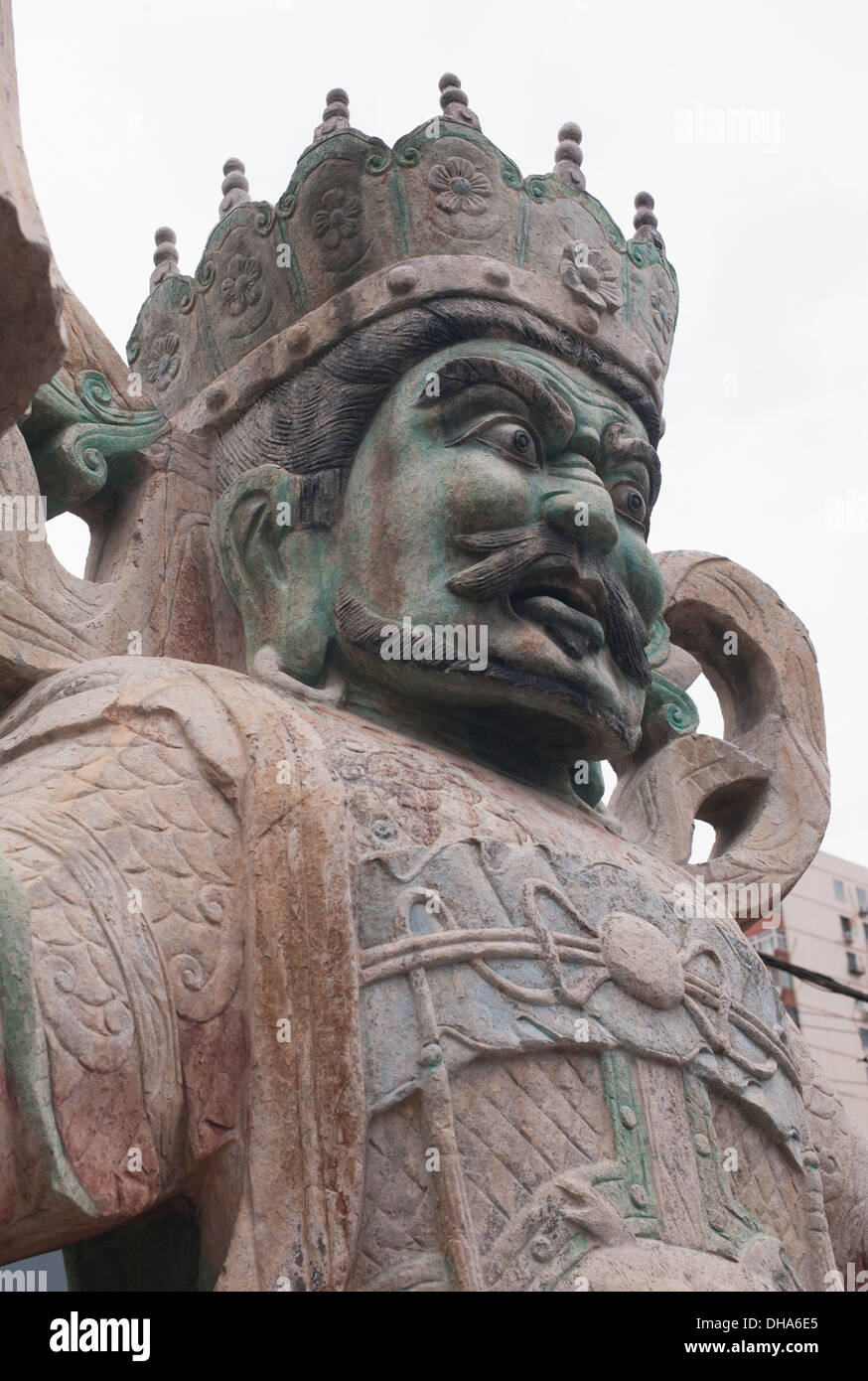 Basso angolo vista di una statua di un re al Panjiayuan Mercato di Antiquariato, Pechino Foto Stock