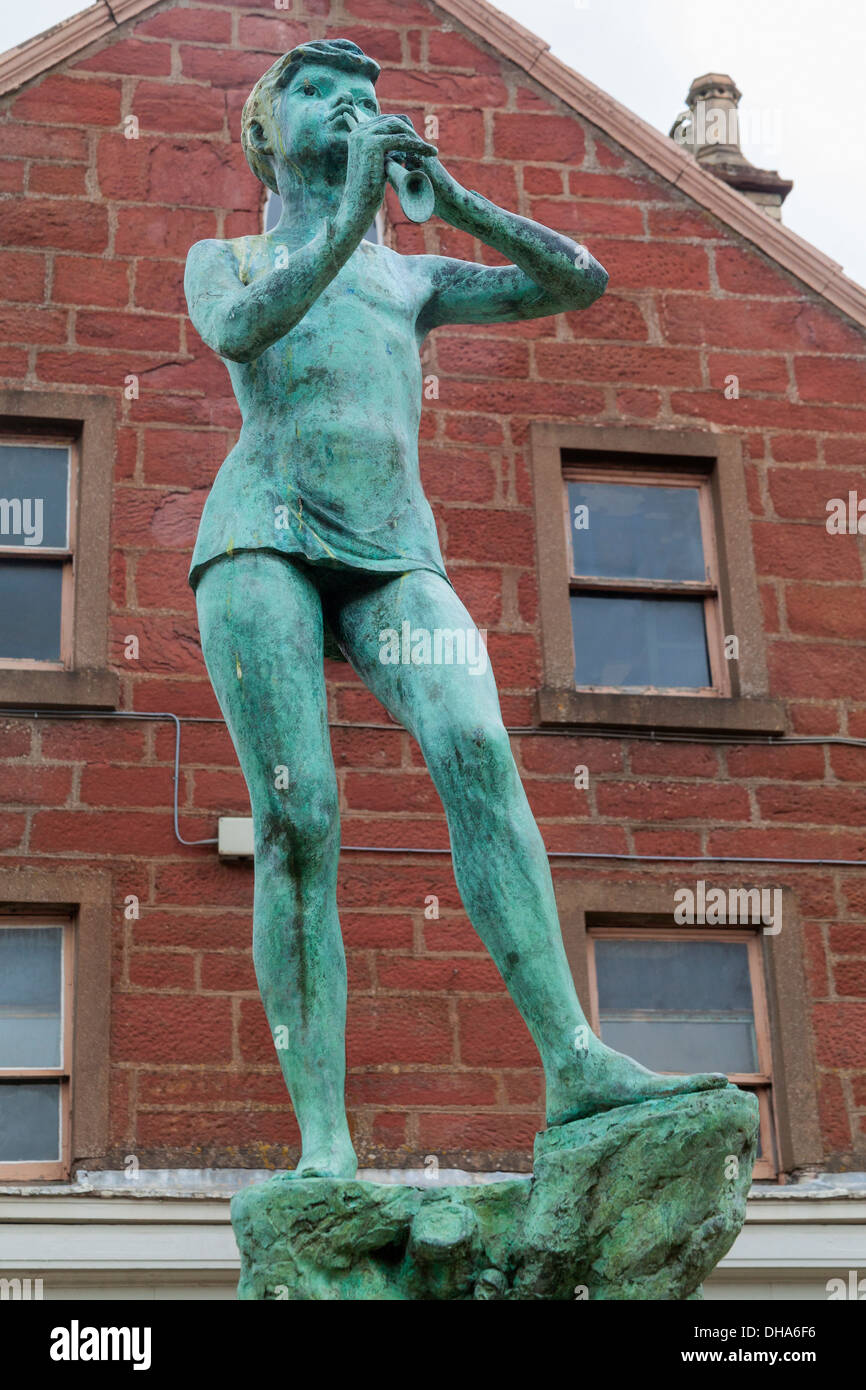 La statua di Peter Pan è nel centro di Kirriemuir, Scozia, il luogo di nascita di JM Barrie, il creatore di Peter Pan. Foto Stock