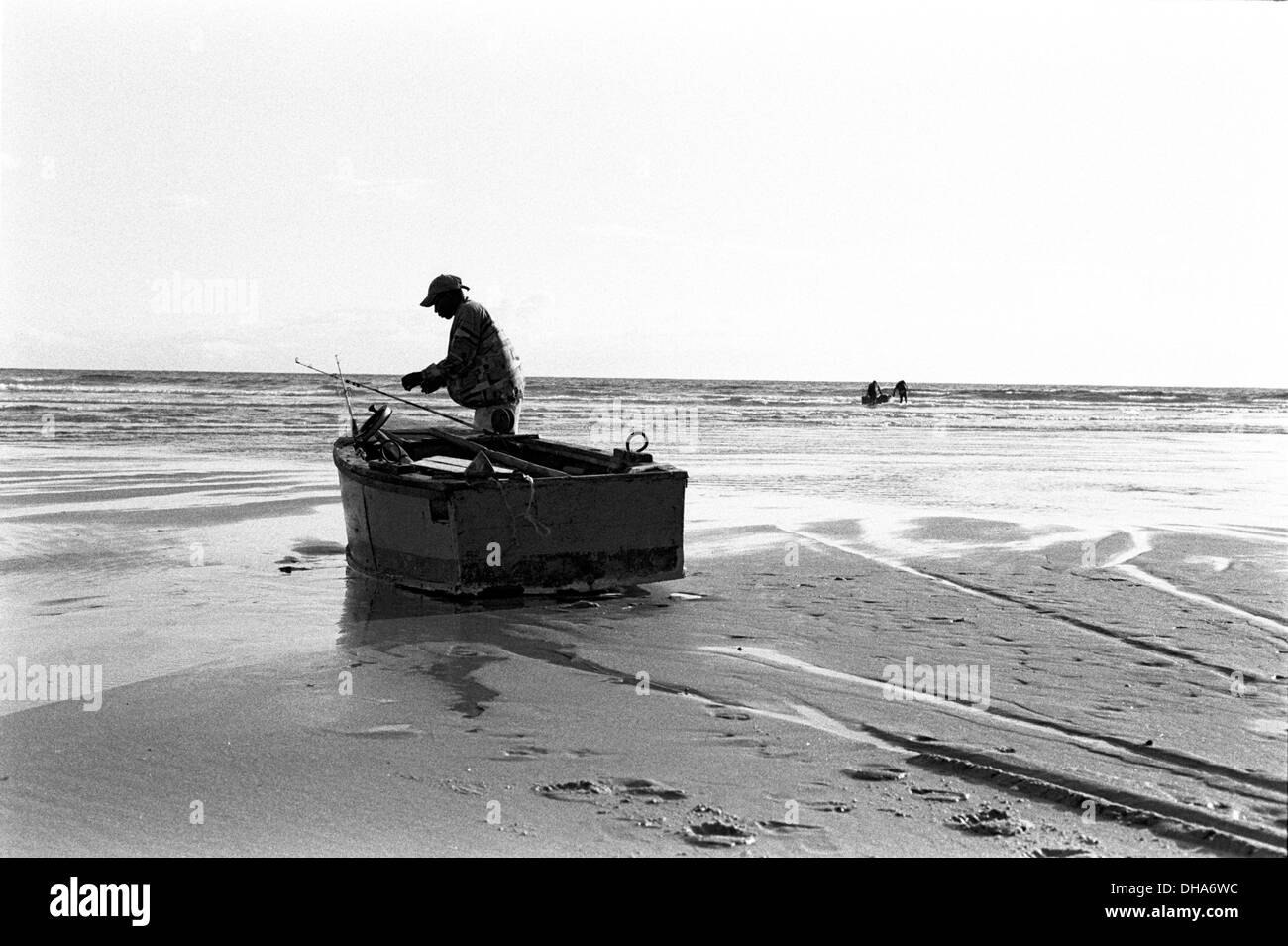 Ipjr09310115 . tofo beach 29 giugno 2004 inhambane Mozambico bianco & nero 35mm i pescatori e le loro barche pronte a pescare in Foto Stock