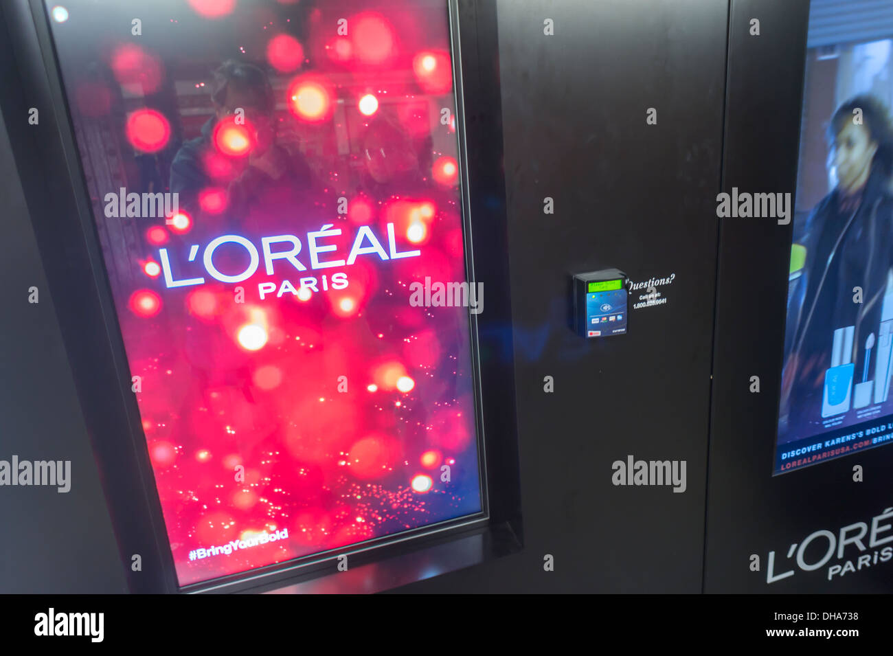 L'Oreal Paris' interactive distributore è visto in la XLII St-Fifth Avenue stazione della metropolitana di New York Foto Stock