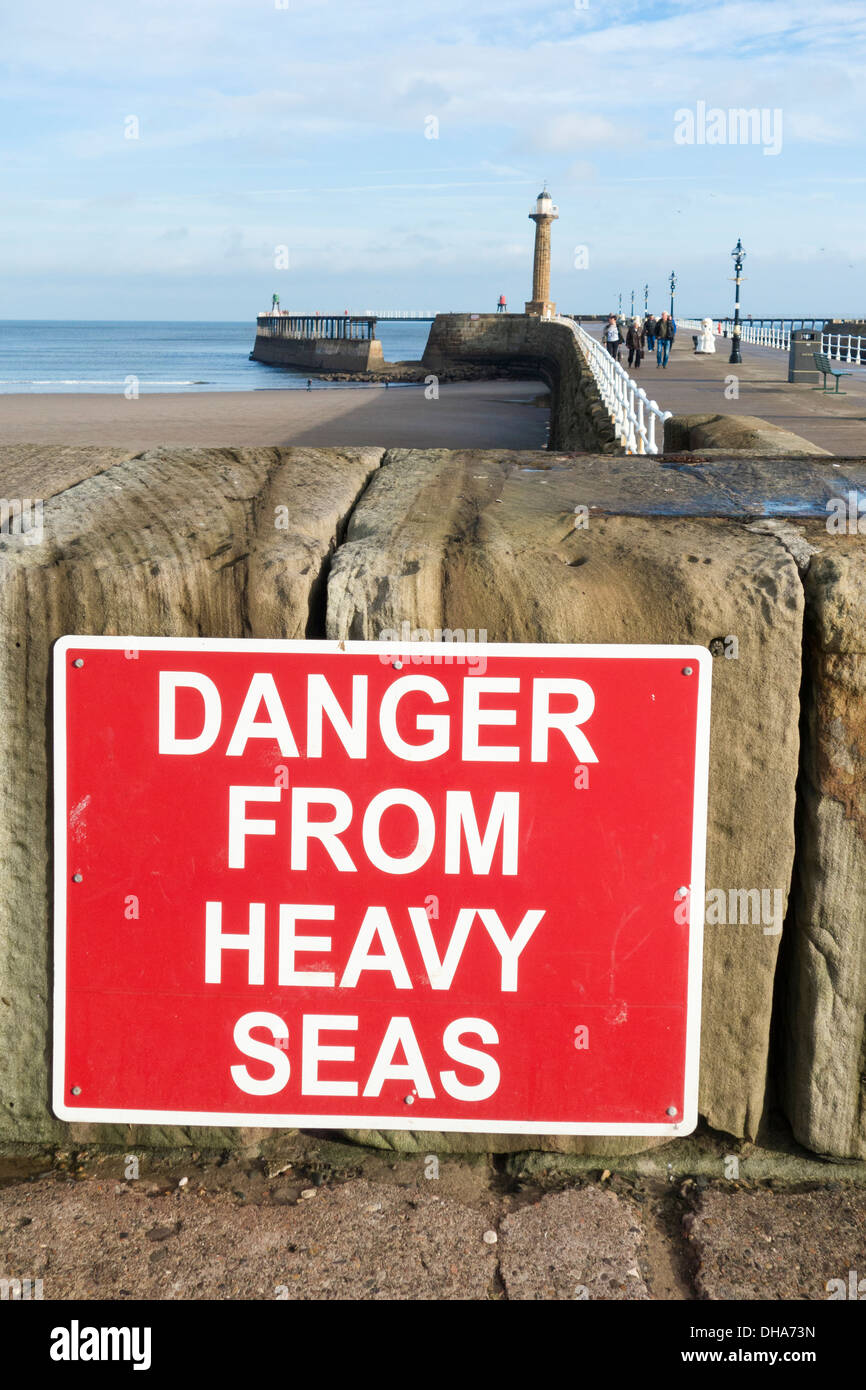 Pericolo dal mare grosso cartello segnaletico, Whitby, North Yorkshire, Inghilterra, Regno Unito Foto Stock