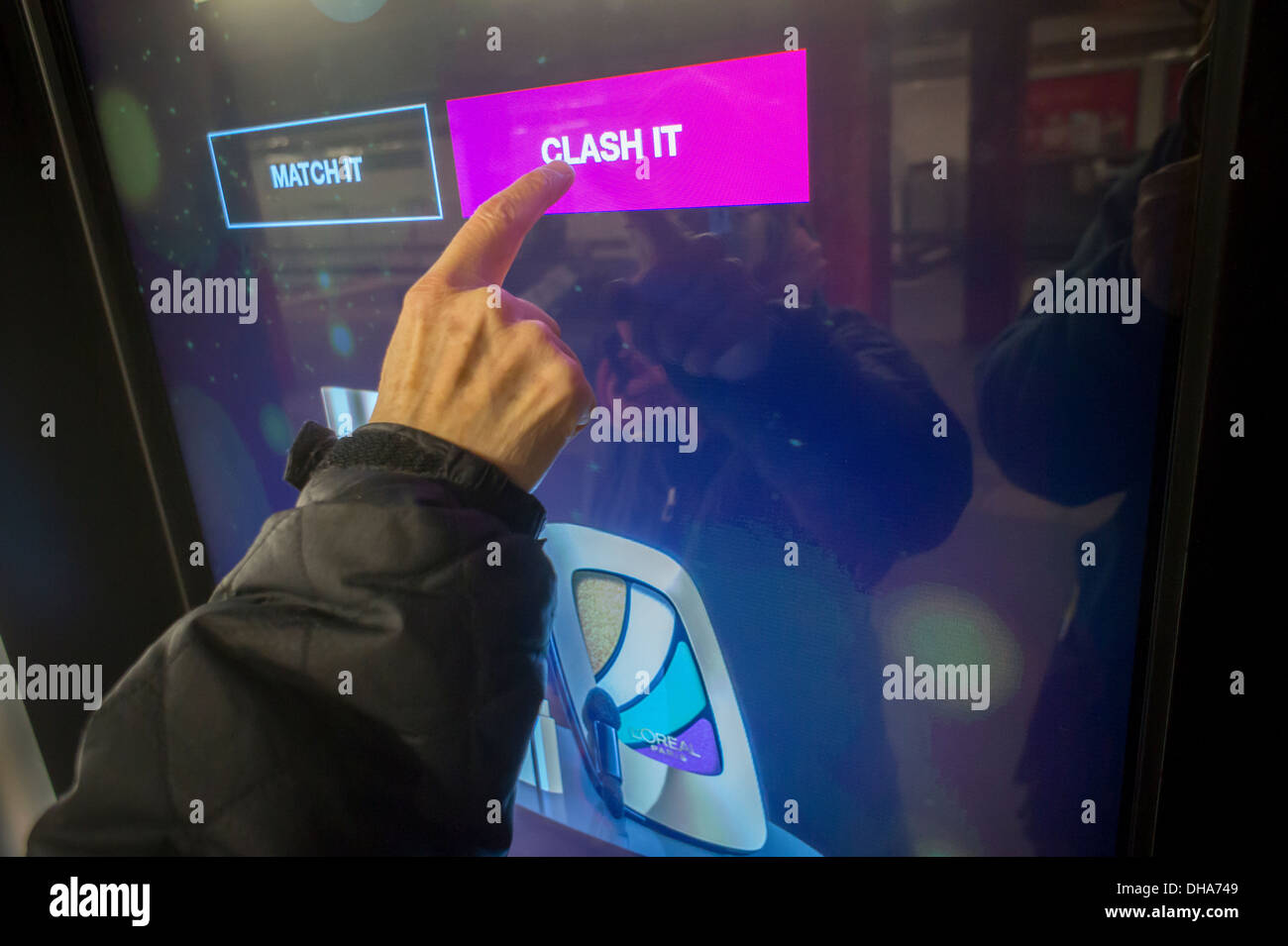 L'Oreal Paris' interactive distributore è visto in la XLII St-Fifth Avenue stazione della metropolitana di New York Foto Stock