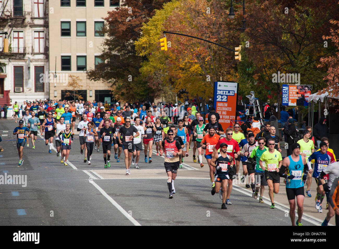 I corridori passano attraverso Harlem in New York vicino al 22 mile mark vicino a Mount Morris Park nell'annuale ING New York City Marathon. Foto Stock