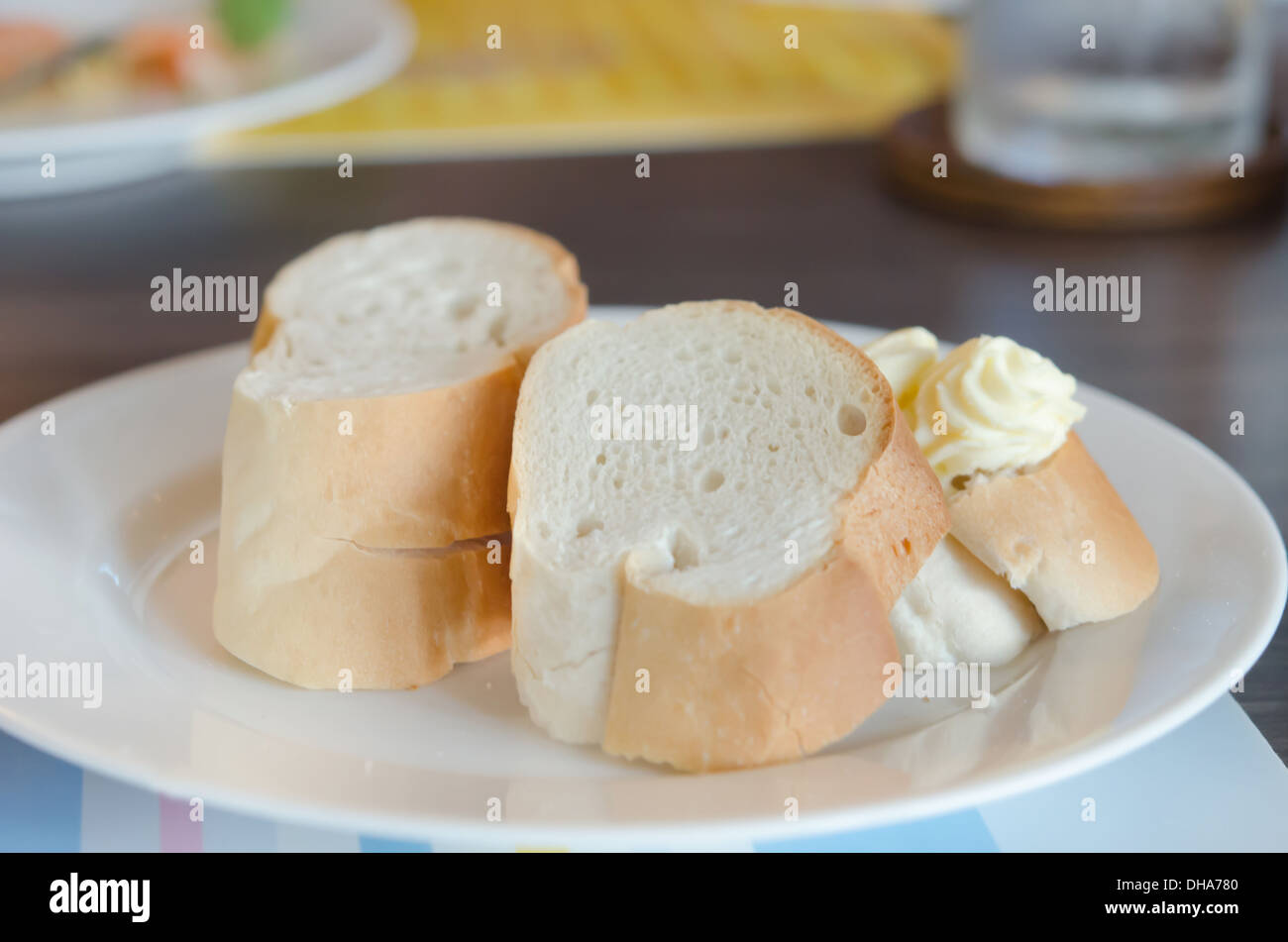 Vicino la fetta di pane sul piatto bianco con delizioso formaggio Foto Stock