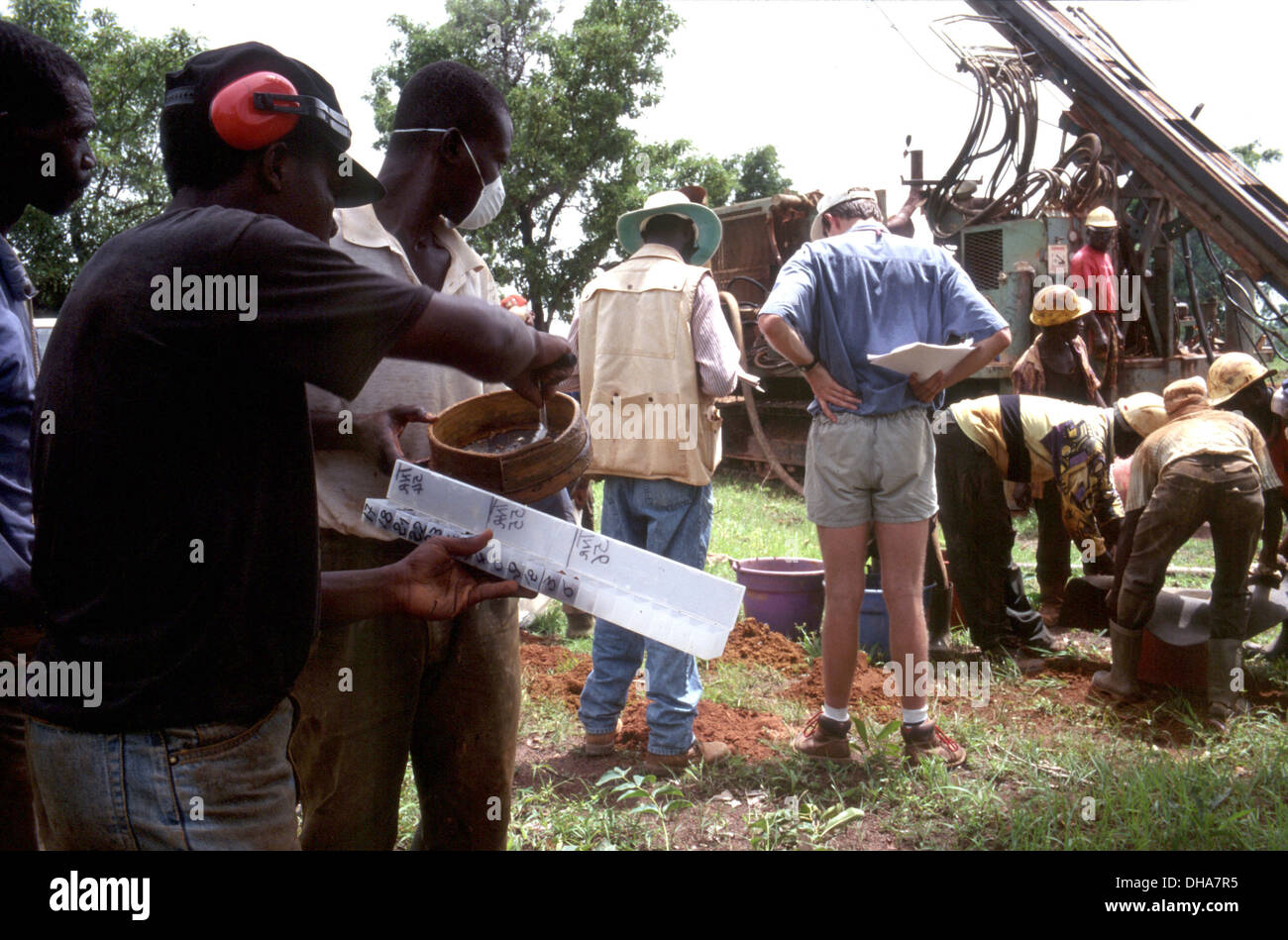 Giugno 1998 Cote d IvoireGeologists nucleo di raccolta campioni nella loro ricerca di oro.. John Robinson/Sud Photographsafrica Foto Stock