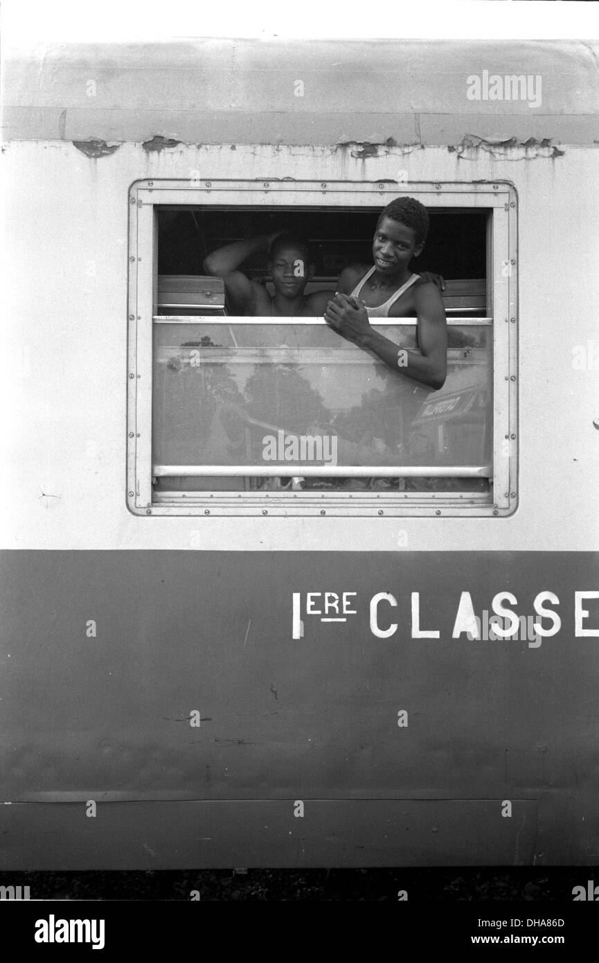 Giugno 1998 Bamako Mali1classe treno autobus a Bamako stazione ferroviaria. ©John Robinson/Sud Photographsafrica afrika afrique Foto Stock