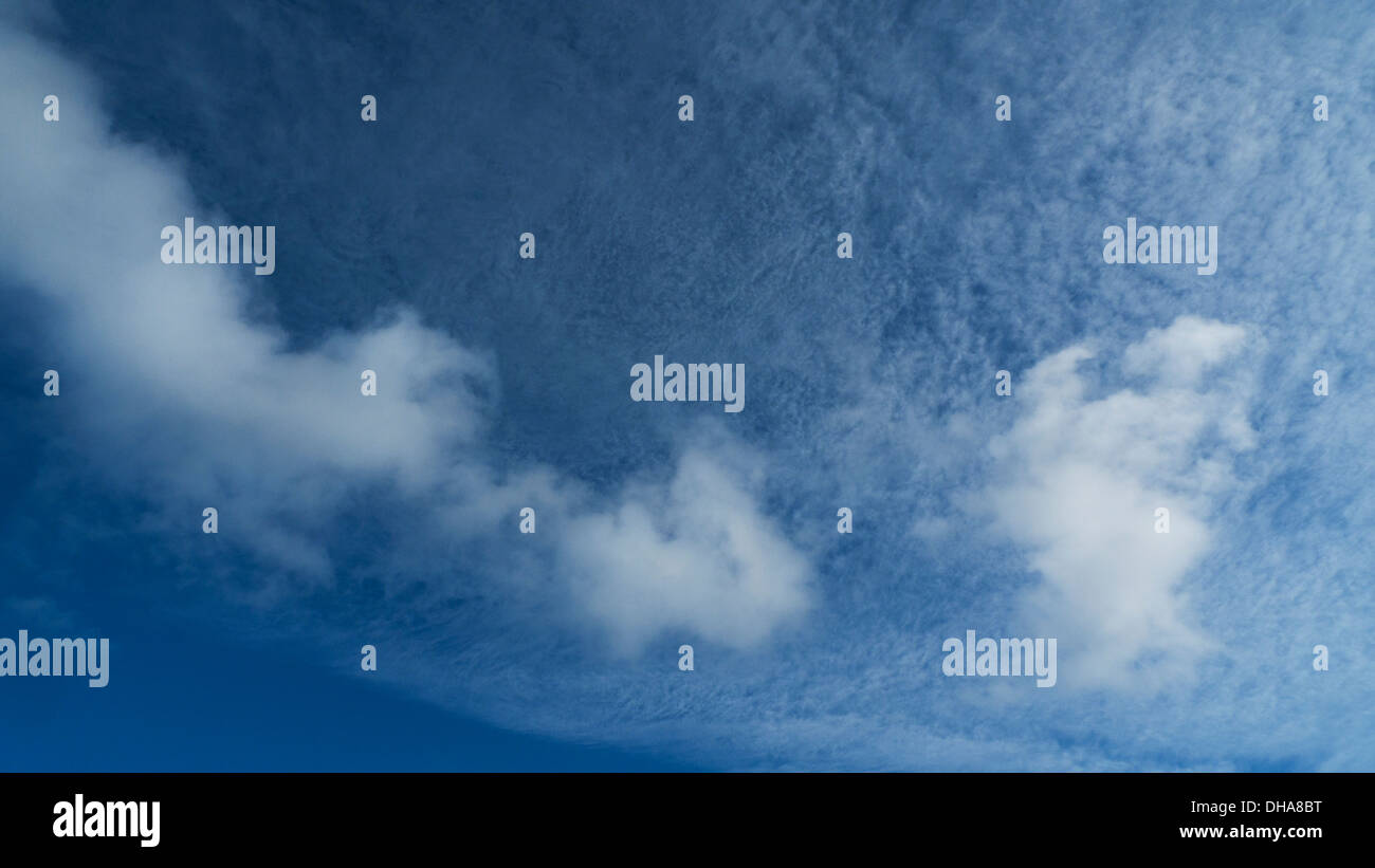 Alta puffy nuvole in una bella bella giornata autunnale in Carmarthenshire Wales UK KATHY DEWITT Foto Stock