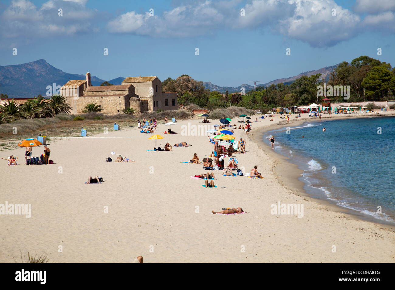 Spiaggia di Nora con San Efisio chiesa in Sardegna Foto Stock