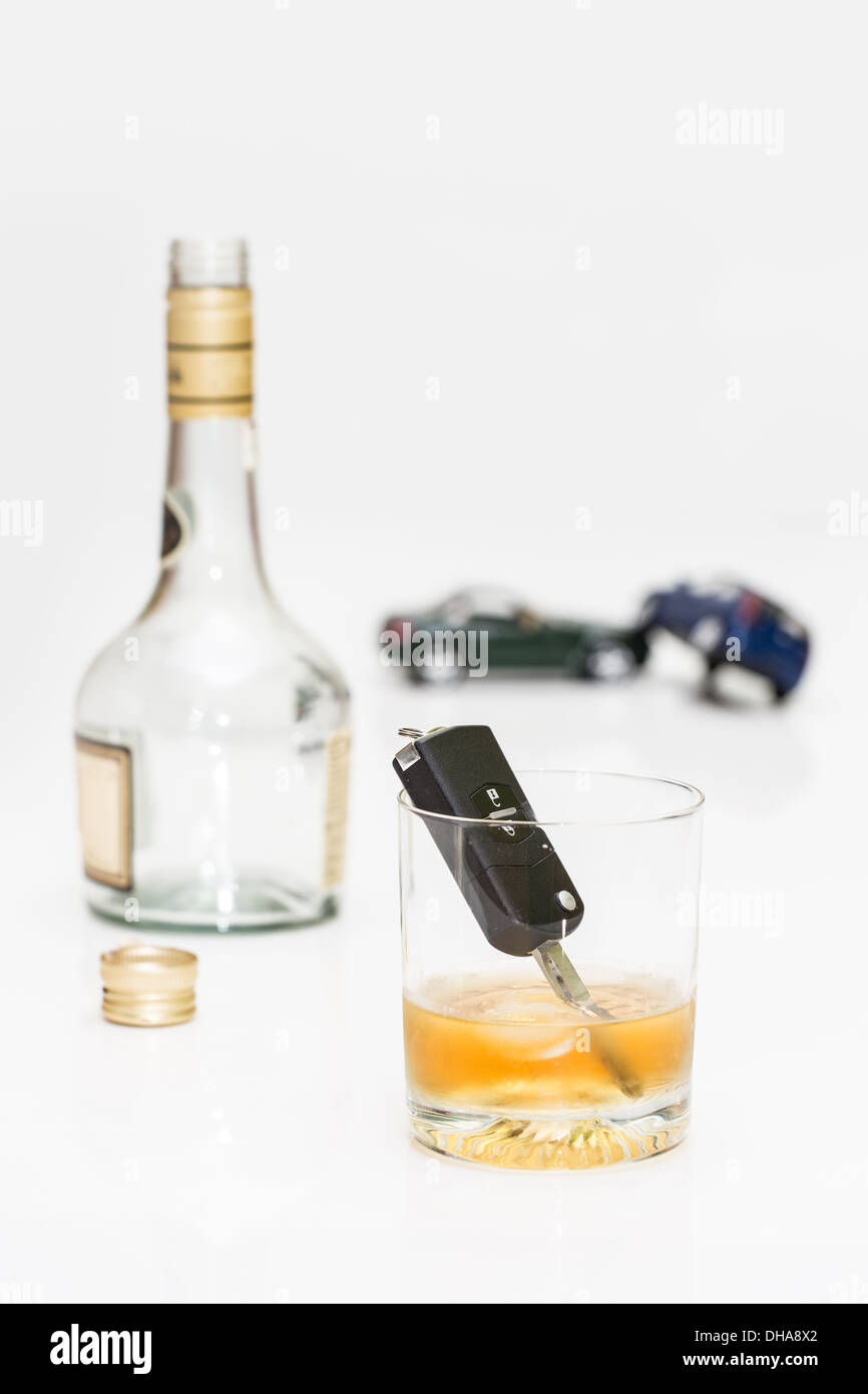 Bicchiere di alcol e le chiavi dell'auto. Foto isolato su sfondo bianco Foto Stock