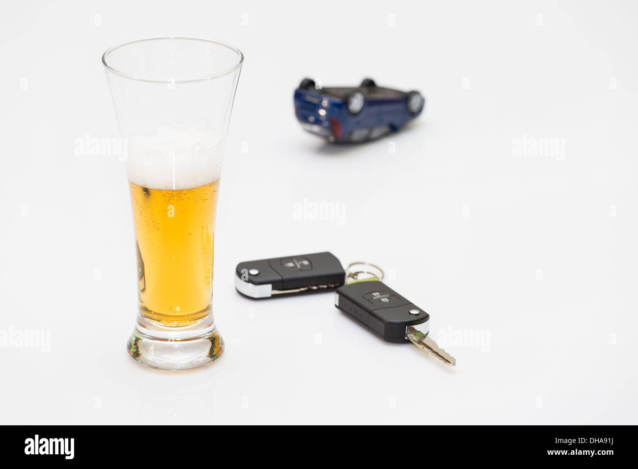 Bicchiere di alcol e le chiavi dell'auto. Foto isolato su sfondo bianco Foto Stock
