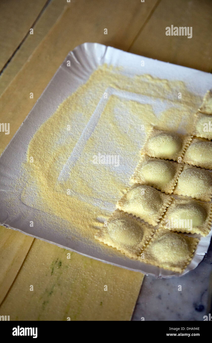 Fresca ravioli fatti in casa i pacchi Foto Stock