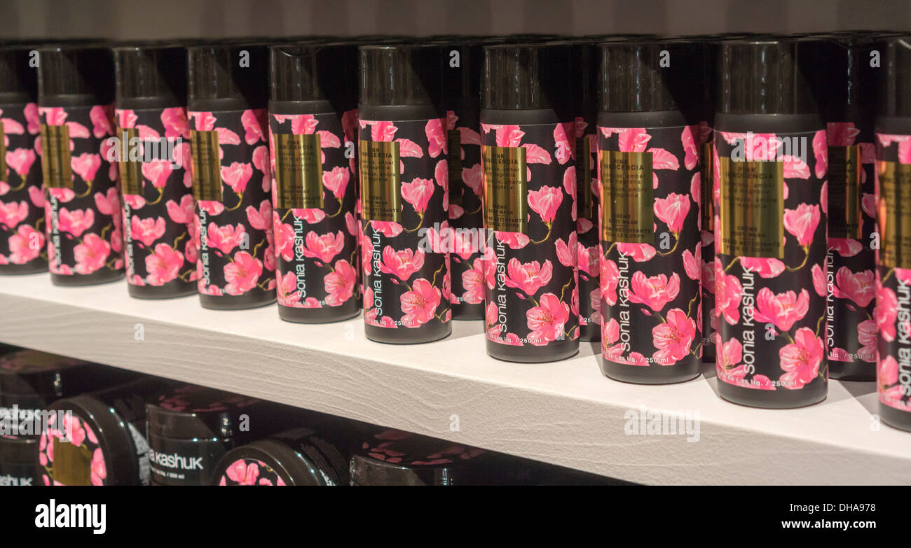 I visitatori di Grand Central Terminal al bersaglio e Sonia Kashuk Bath & Body Collection pop-up store in New York Foto Stock