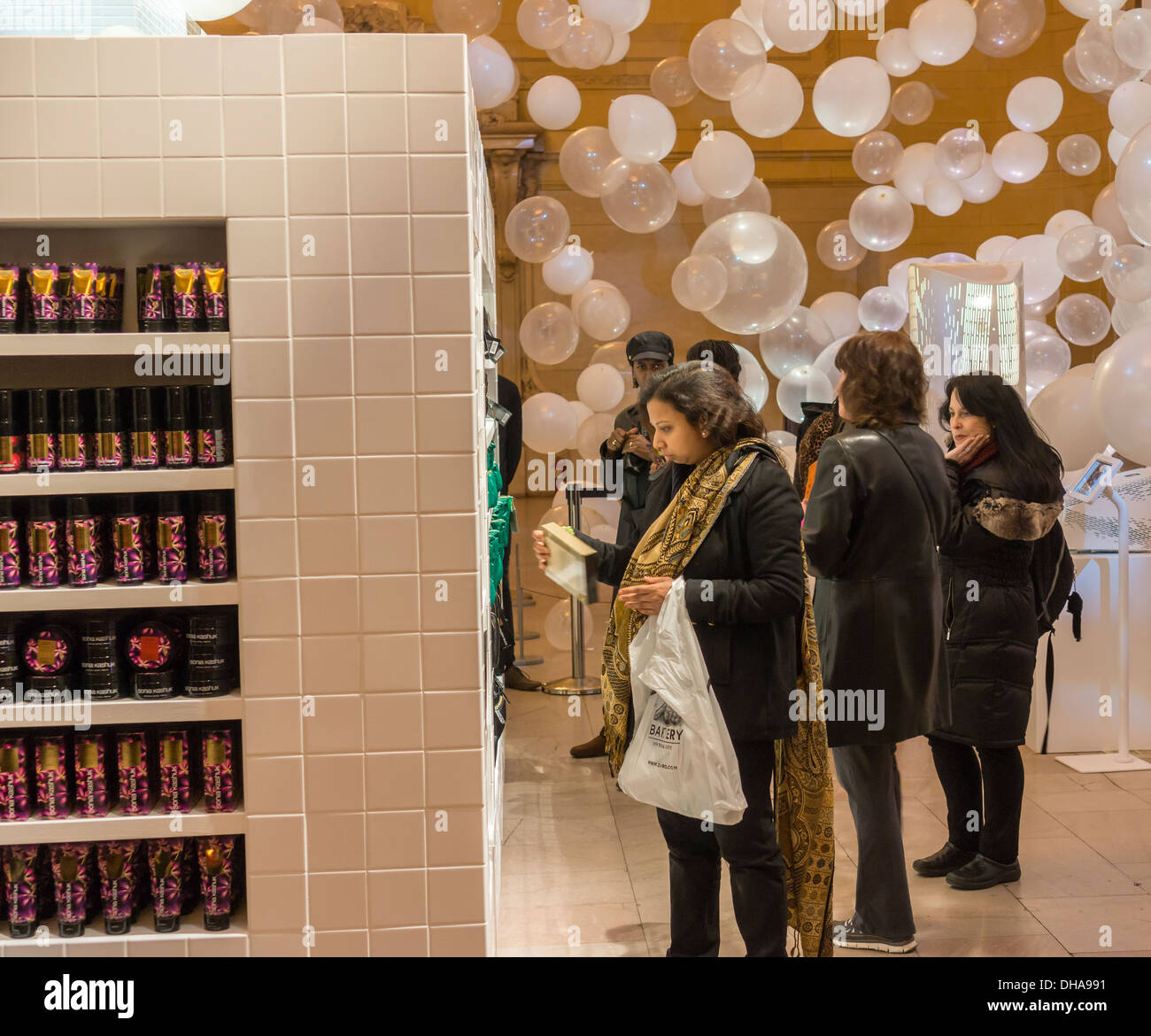 I visitatori di Grand Central Terminal al bersaglio e Sonia Kashuk Bath & Body Collection pop-up store in New York Foto Stock