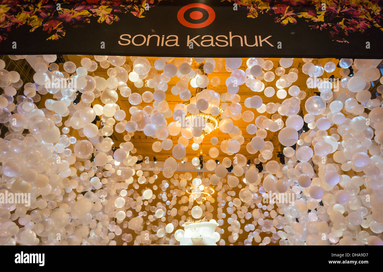 I visitatori di Grand Central Terminal al bersaglio e Sonia Kashuk Bath & Body Collection pop-up store in New York Foto Stock