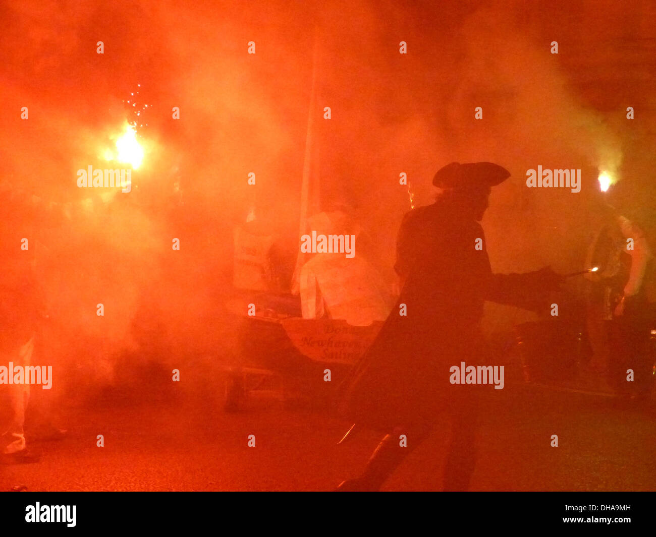 Costume figura nel fumo di uno degli storici falò processioni detenute nel Sussex, Regno Unito - qui in Seaford Foto Stock