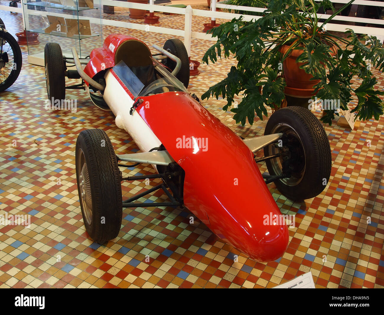 La Panhard formule IV del 1965 è un'auto sportiva francese, nota per il suo motore a 2 cilindri raffreddato ad aria e posizionato orizzontalmente. Esposta al Museo delle automobili di Talmont St-Hilaire, questa vettura rappresenta l'ingegneria automobilistica francese a metà del XX secolo. Foto Stock