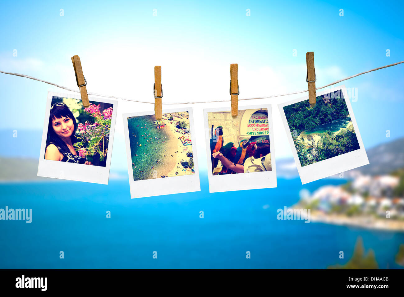 Foto di vacanza persone appese su stendibiancheria con lo sfondo del mare Foto Stock