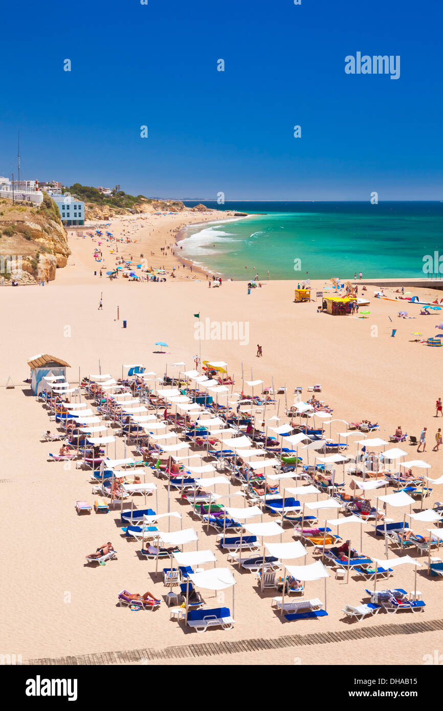 La gente a prendere il sole sulla spiaggia dei pescatori di Praia dos isole Pescadores Albufeira Algarve Portogallo UE Europa Foto Stock