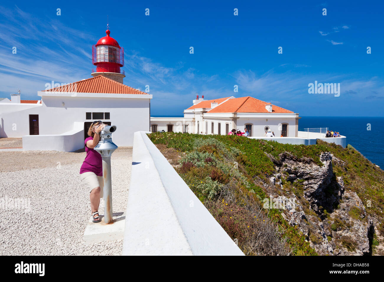 Persona che guarda la vista attraverso un telescopio presso il Faro di Cape St Vincent Sagres Algarve Portogallo UE Europa Foto Stock